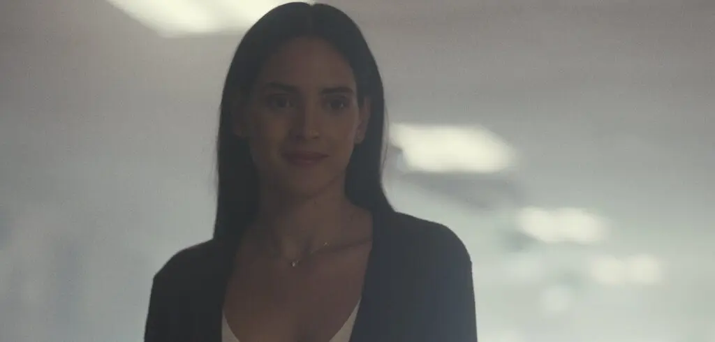 Adria Arjona dans le rôle de Madison dans Hit Man