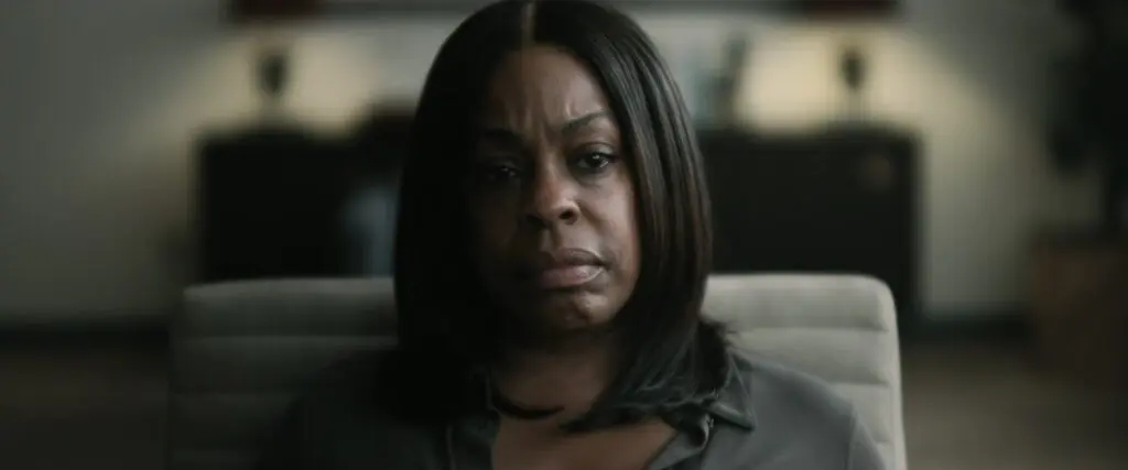 Niecy Nash dans le rôle de Lois Tryon dans Grotesquerie